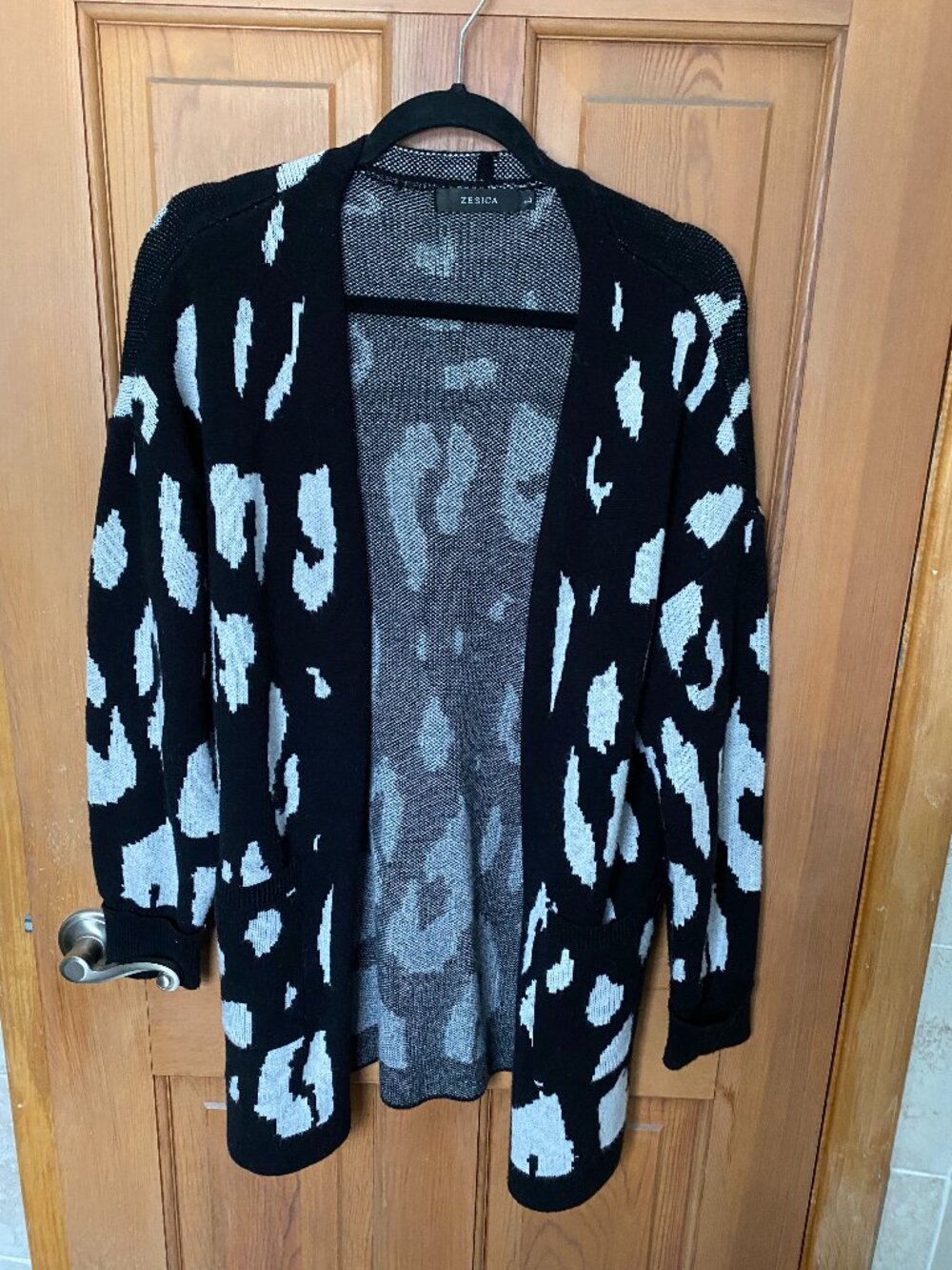 ZESICA Women's Animal Print Cardigan Sweater Black White Pockets Size L